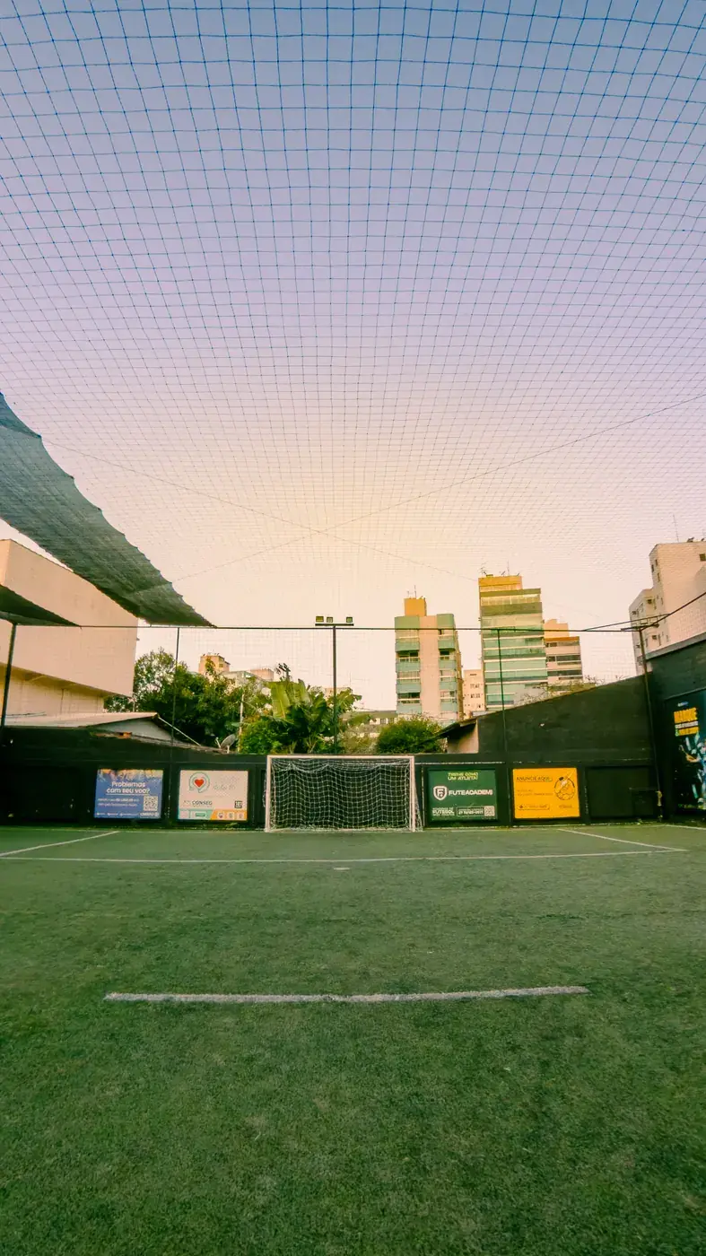 Campo society ao entardecer