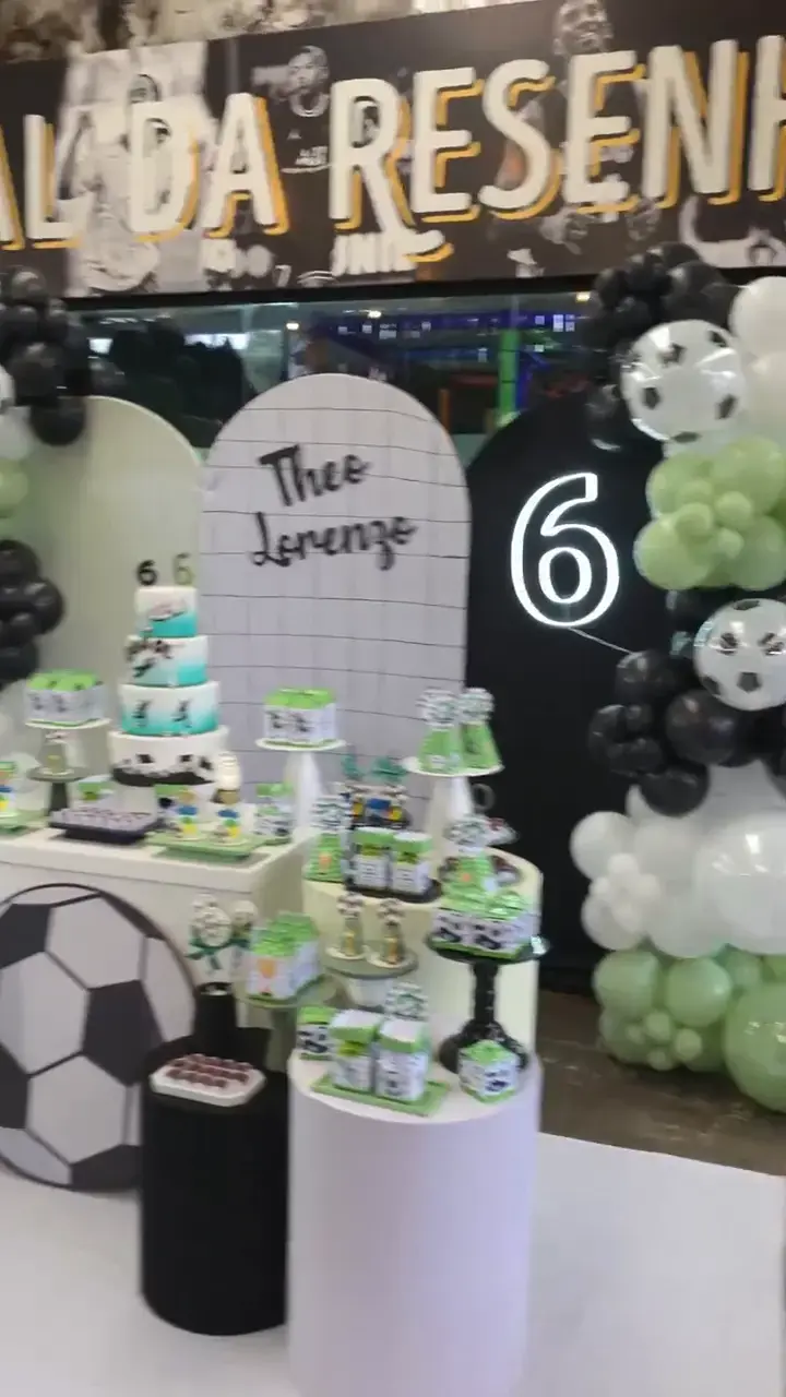 Aniversário com tema de futebol no salão do Quintal, com mesa de doces, balões e convidados