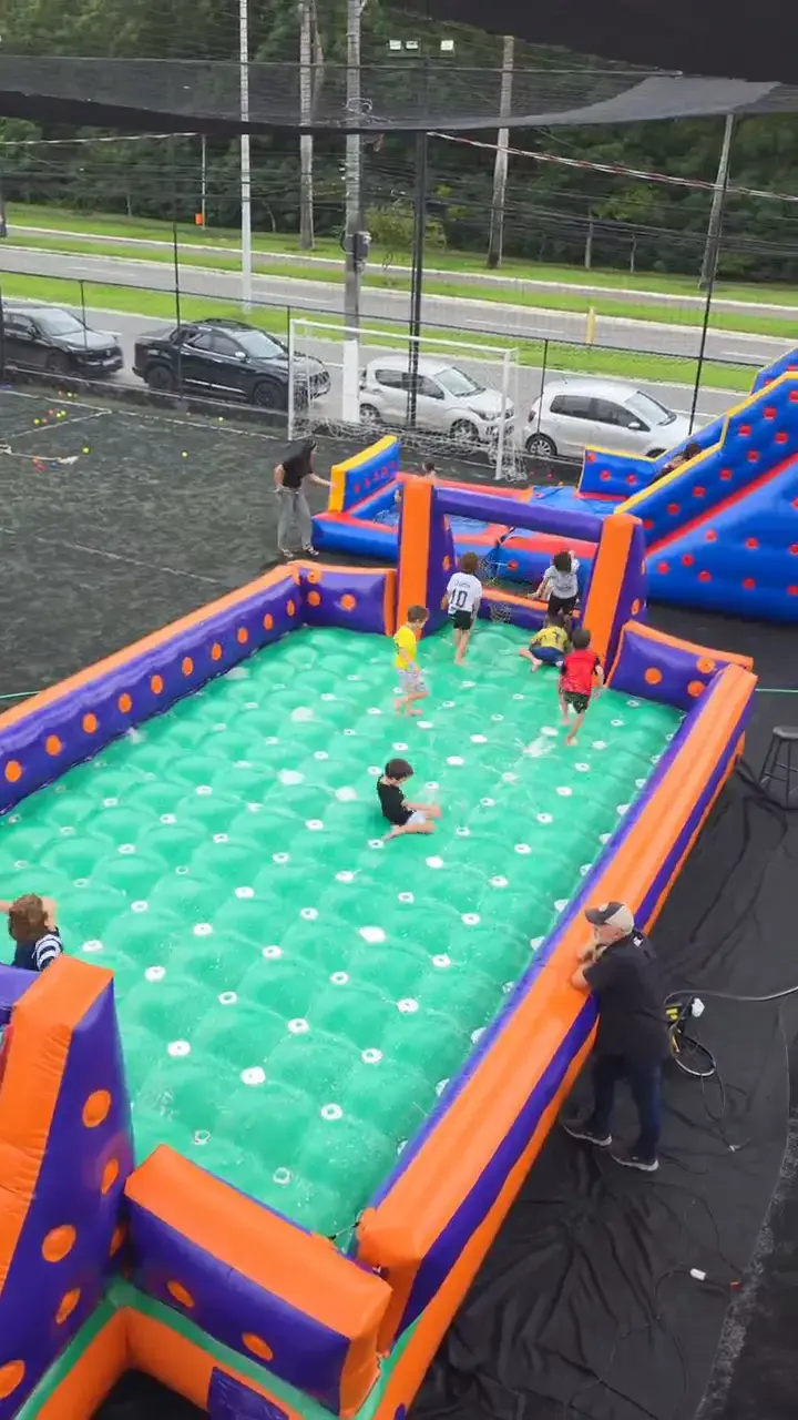 Infláveis montados no campo durante festa